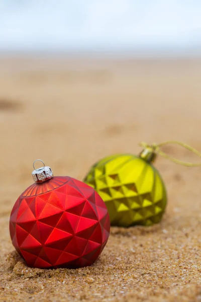 海沿いに砂浜でクリスマス グッズ — ストック写真