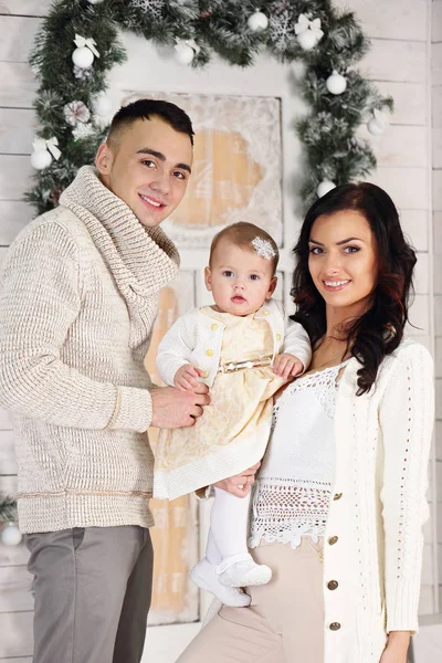 Gelukkige Familie Vader Moeder Dochter Veranda Met Kerstversiering — Stockfoto