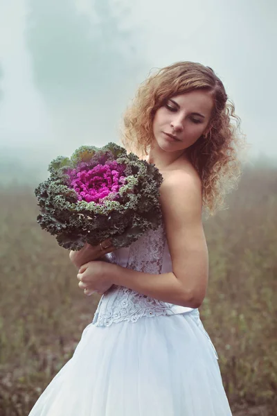 Beautiful Bride Bouquet Background Foggy Field — Stock Photo, Image