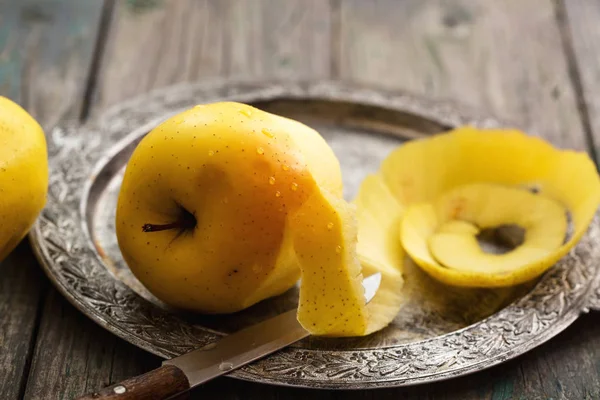 Piel Purificada Una Gran Manzana Ecológica Amarilla —  Fotos de Stock