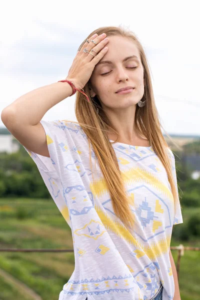 Beautiful Long Haired Girl Eyes Closed Hands — Stock Photo, Image