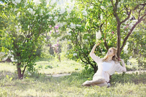 Belle Femme Dans Jardin Printemps Avec Des Lilas Fleurs — Photo