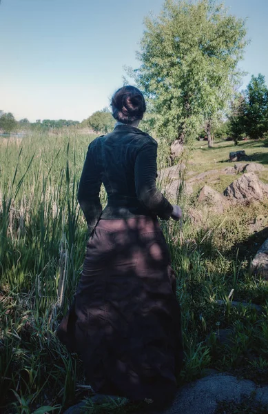 Жінка Старовинному Одязі Біжить Уздовж Болота — стокове фото
