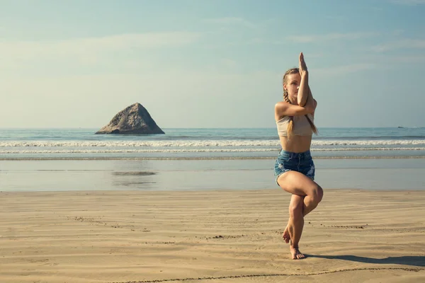 Mujer Joven Playa Hace Una Asana Equilibrio —  Fotos de Stock