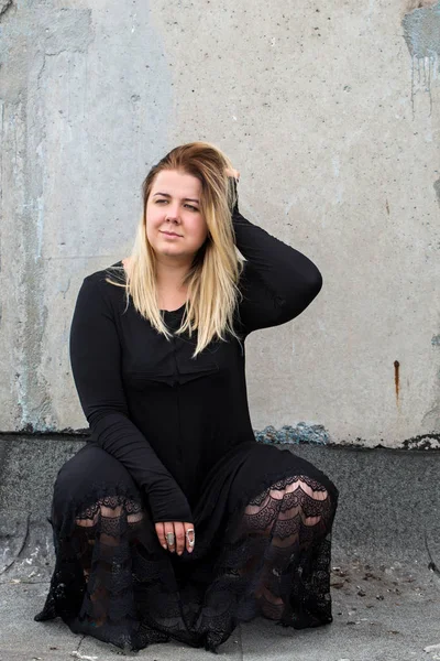 Retrato Una Mujer Rubia Pensativa Vestido Negro —  Fotos de Stock