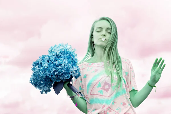 Tanzendes Unbeschwertes Mädchen Mit Einer Hortensienblüte Vor Dem Hintergrund Des — Stockfoto