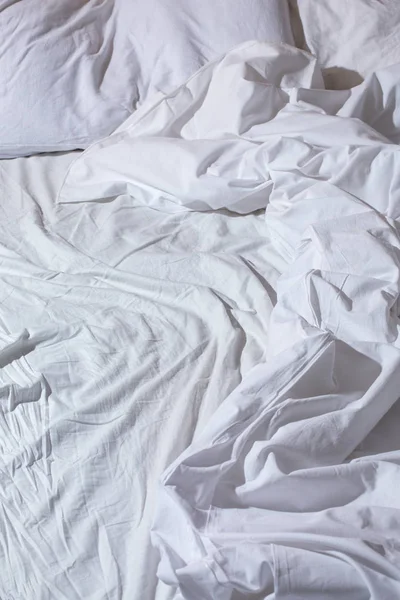 朝の光でしわくちゃの白いベッド — ストック写真