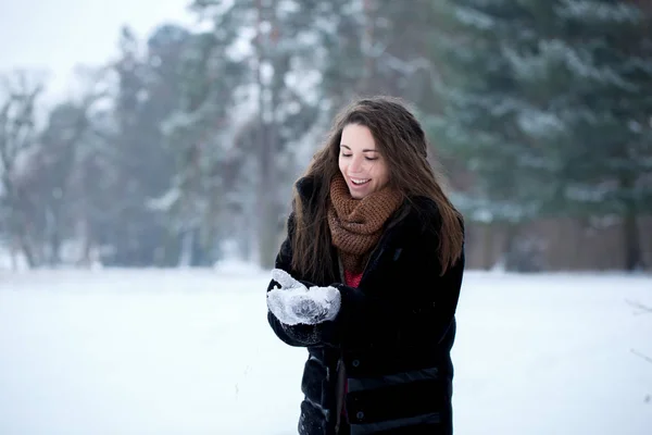 Flickan Parken Glad Leker Med Snö — Stockfoto