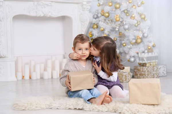 Kinderen Met Cadeaus Onder Kerstboom Stockfoto