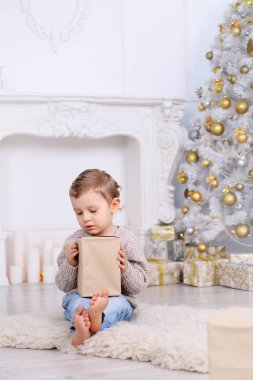 hediyeler Noel ağacının altında çocukla
