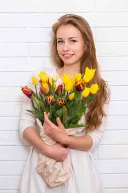 Lale büyük bir buket ile genç güzel kadın