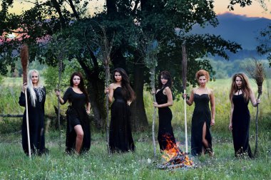 Cadılar bir kamp ateşi çayırda yakınındaki süpürgeler