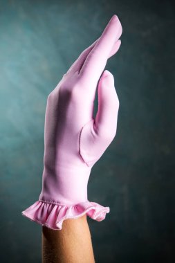 Kadın elinde bir güzel deri eldiven