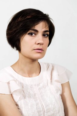 Kısa saçlı bir kadının portresi.