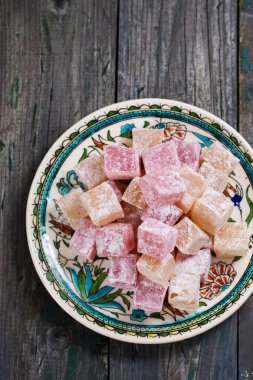 rahat lokum - Türk lokumu ile ahşap bir zemin üzerine pudra şekeri