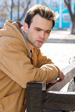 şık bir ceket genç yakışıklı adam