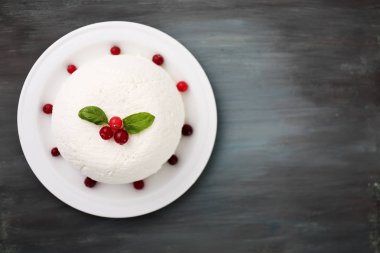 Paskalya süzme peynir tatlısı, geleneksel Ortodoks Paskalya yemekleri. 