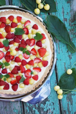 pasta shortcrust pasta, krema meyve kiraz ve çilek ile