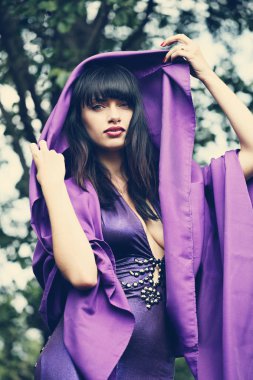 ormandaki bir mor pelerin cadı