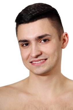 Yakışıklı delikanlı temiz traşlı bir deri ile. Beyaz izole