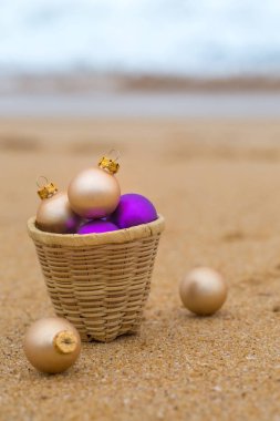 Noel oyuncak okyanus tarafından kumlu bir plaj üzerinde