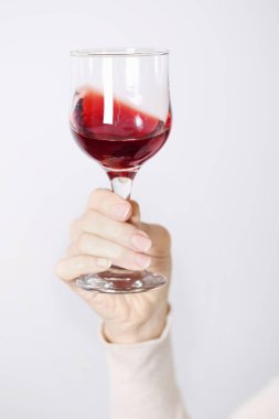 Bir bardak şarap elinde gül