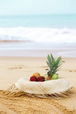 Okyanusu yakınlarındaki hasır şapkalı egzotik meyve