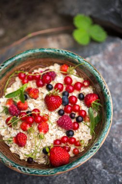 çiğ yulaf gevreği taze sulu çilek ile