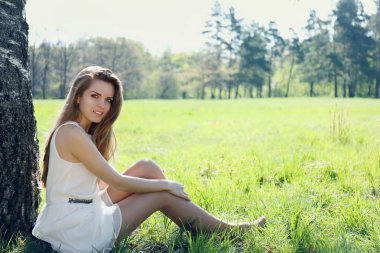 Bahar çayır üzerinde güzel bir genç kız portresi