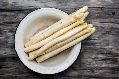 Bir kase içinde ham organik beyaz kuşkonmaz. Üstten Görünüm