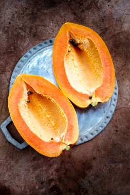 Tohum olmadan olgun papaya tamamlayan bir başka kesmek