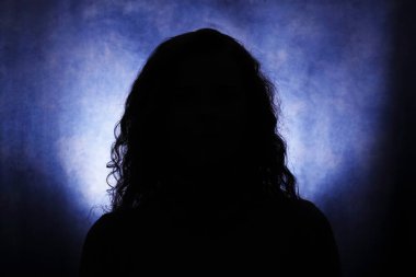 Mavi bir arka plan üzerinde kadın baş siluetleri