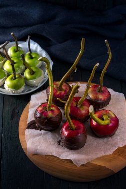 Siyah çikolata kaplama sopa ile elma. Cadılar Bayramı için tatlı