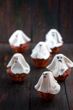 Cadılar Bayramı cupcakes hayalet gibi. Cadılar Bayramı için tatlı