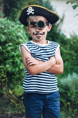 Küçük yakışıklı bir korsan kostüm