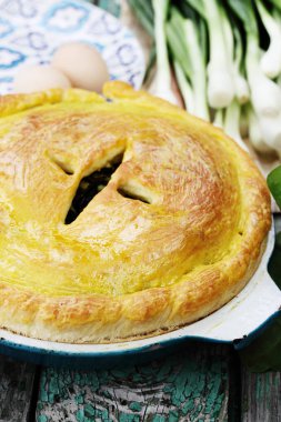 Soğan, ıspanak ve yumurta ile ev yapımı pasta