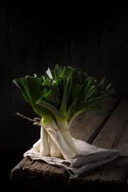 Pırasa ahşap bir masa üzerinde bir demet