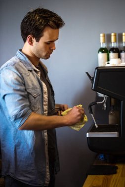 Bir adam bir iş istasyonu bir kahve evde temizlik