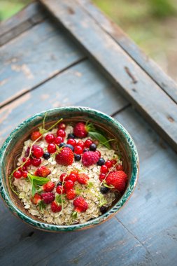 çiğ yulaf gevreği taze sulu çilek ile