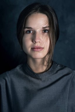 Duygusal bir ifade ile vintage elbiseli güzel kız