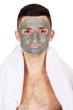 Yüzünde bir maske havluyla erkekte