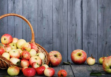 elma gri ahşap arka plan ile sepet