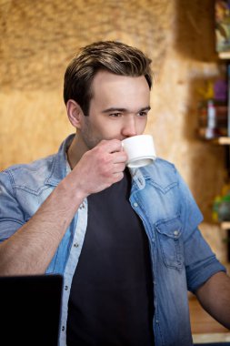 yakışıklı delikanlı beyaz bir fincandan kahve içme