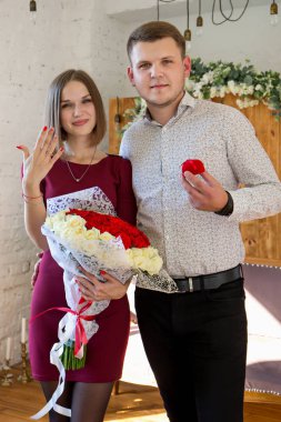 genç adam bir teklif onun kız arkadaşı yapar.