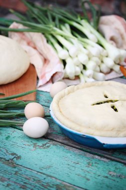 Soğan, ıspanak ve yumurta ile ev yapımı pasta