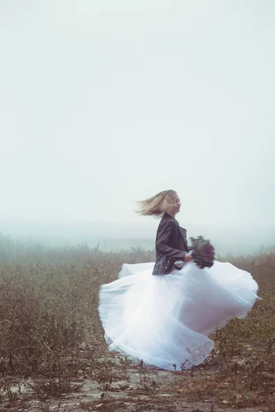 Beautiful Bride Bouquet Background Foggy Field — Stock Photo, Image