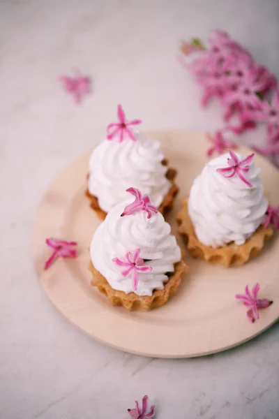 Tårta Korg Med Grädde Och Våren Hyacinth Blommor — Stockfoto