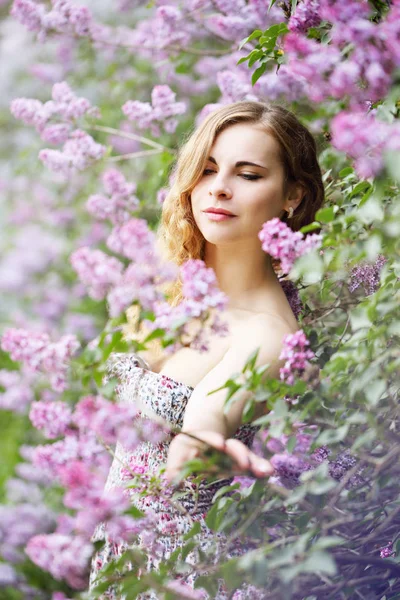 Mulher Bonita Jardim Primavera Com Lilases Florescendo — Fotografia de Stock