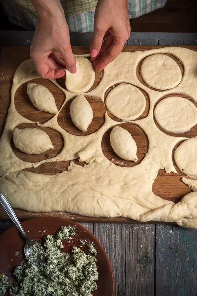 Una Mujer Haciendo Pasteles Con Carne Vista Superior — Foto de Stock