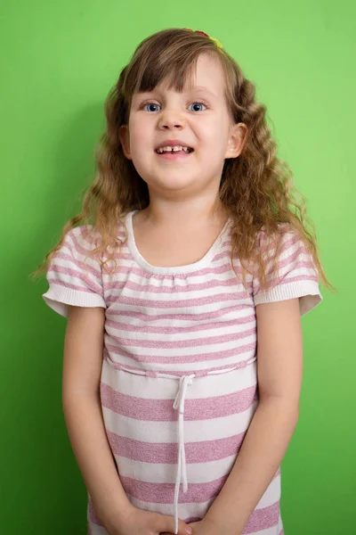 Yeşil Bir Arka Plan Üzerinde Kıvırcık Saçlı Kız — Stok fotoğraf